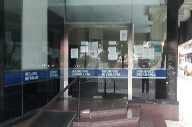 En el interior de las oficinas podría observarse los elementos revueltos.