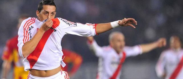 El gol del alivio... ¿y del ascenso? Rogelio Funes Mori acaba de marcar el tanto de la victoria cuando ya estaba sumido en la desesperación.