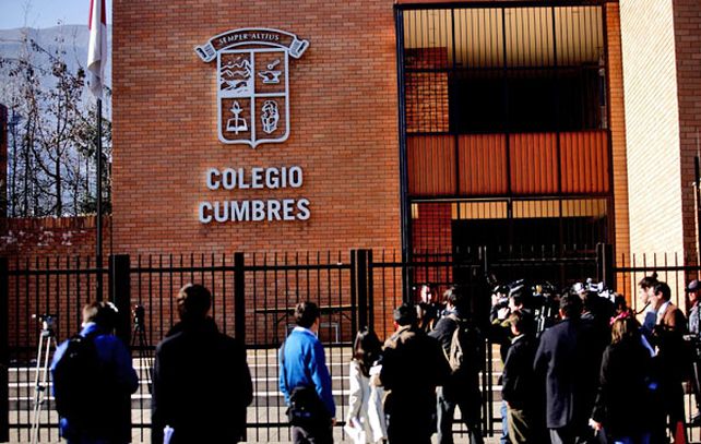Un sacerdote irlandés es acusado por abusar de una alumna menor de edad en el prestigioso Colegio Cumbres