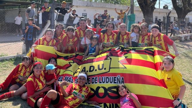 Barrio Ludueña está de fiesta. El plantel femenino de Defensores Unidos B logró el ansiado ascenso a la Primera B. &nbsp;