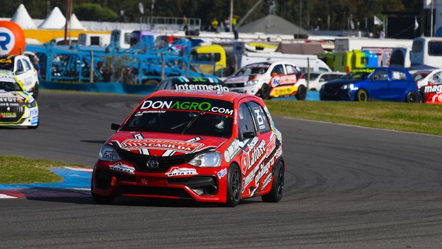 Todo de Casilda. Alejo Borgiani reapareció en el Etios del Giacone Competicion y dio cátedra. Estaba 3º en la serie pero en la última curva la ganó. Así se vivió el sábado del TN en Rosario
