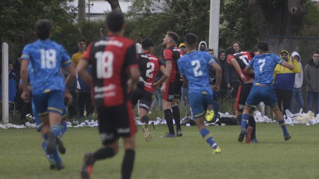 Violentos. Después de la batalla campal entre los jugadores de Central y Newell’s