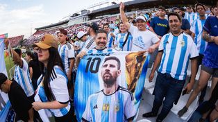 La hinchada argentina en el Defensores del Chaco de Paraguay, con Lionel Messi de bandera.