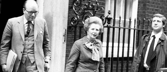El peor momento. 14 de abril 1982: Thatcher deja su residencia para asistir a una sesión de emergencia.