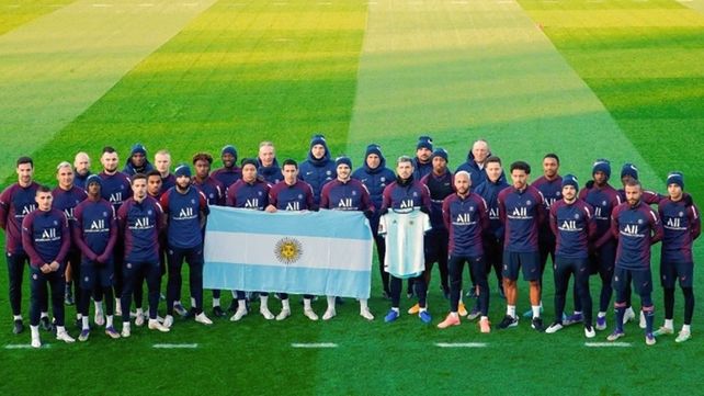 El plantel del PSG posó con una bandera argentina en homenaje a Diego Maradona.