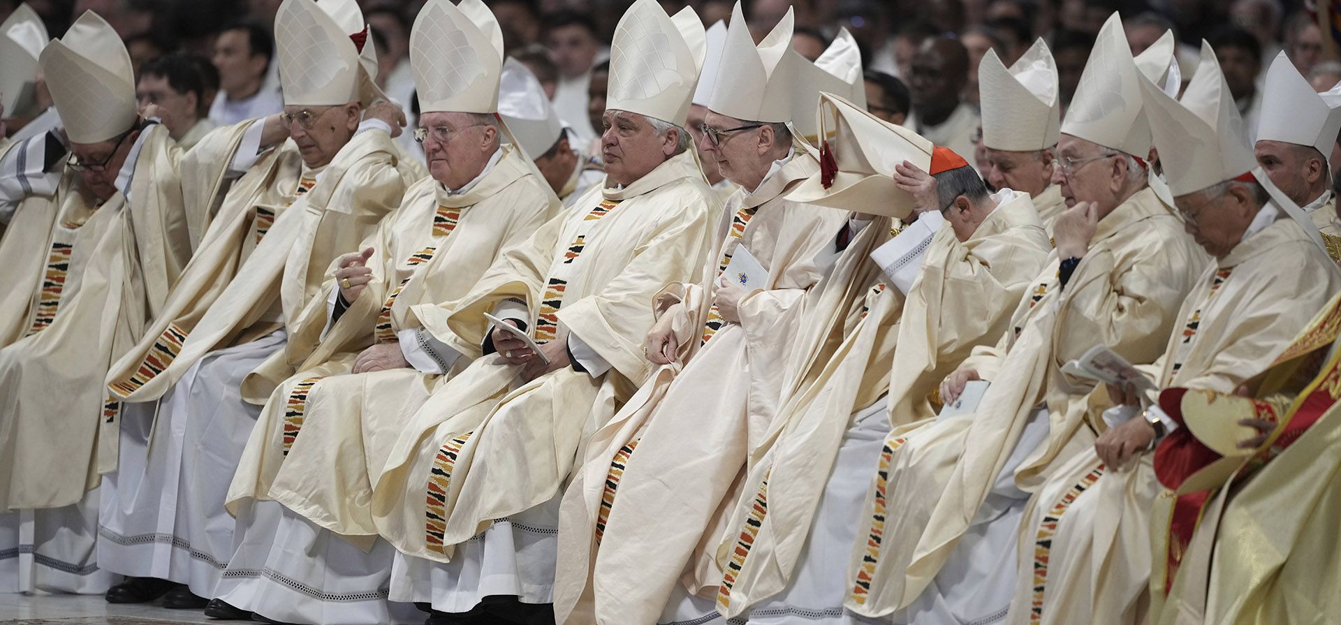 Cardenales asisten a la Misa Crismal presidida por el delegado del Santo Padre, el cardenal Domenico Calcagno, en la Basílica de San Pedro del Vaticano, el jueves 17 de abril de 2022. (Foto AP/Andrew Medichini) Cardenales asisten a la Misa Crismal presidida por el delegado del Santo Padre, el cardenal Domenico Calcagno, en la Basílica de San Pedro del Vaticano, el jueves 17 de abril de 2022. (Foto AP/Andrew Medichini)