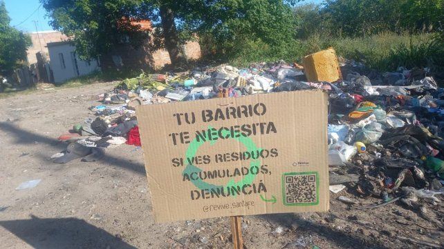 Estudiantes de la UNL concientizan y limpian San José: el barrio donde hay microbasurales en cada cuadra