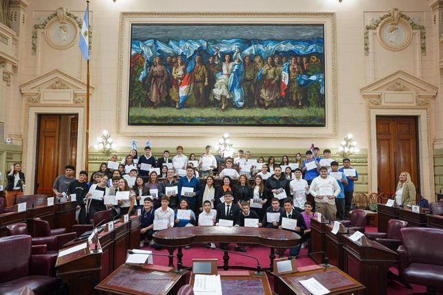 Galnares presentó en la Legislatura un proyecto de ley propuesto por alumnos de la Escuela Nº638 cuando participaron del programa Diputados por un Día.