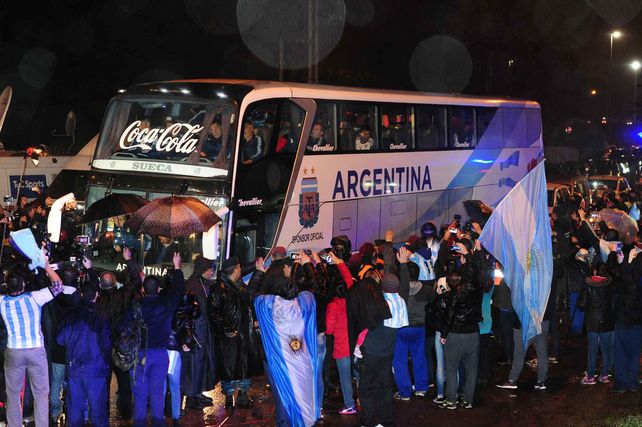 Estuvieron ahí. Un centenar de hinchas alentó a los jugadores en el camino del aeropuerto al predio de la AFA.