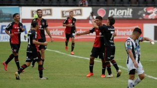 Cingolani abraza a su amigo Sforza, el día que el volante anotó su primer gol con la camiseta de Newells