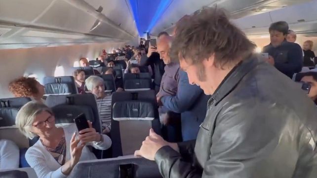 En el vuelo que Javier Milei volvió de Roma fue vitoreado por los pasajeros