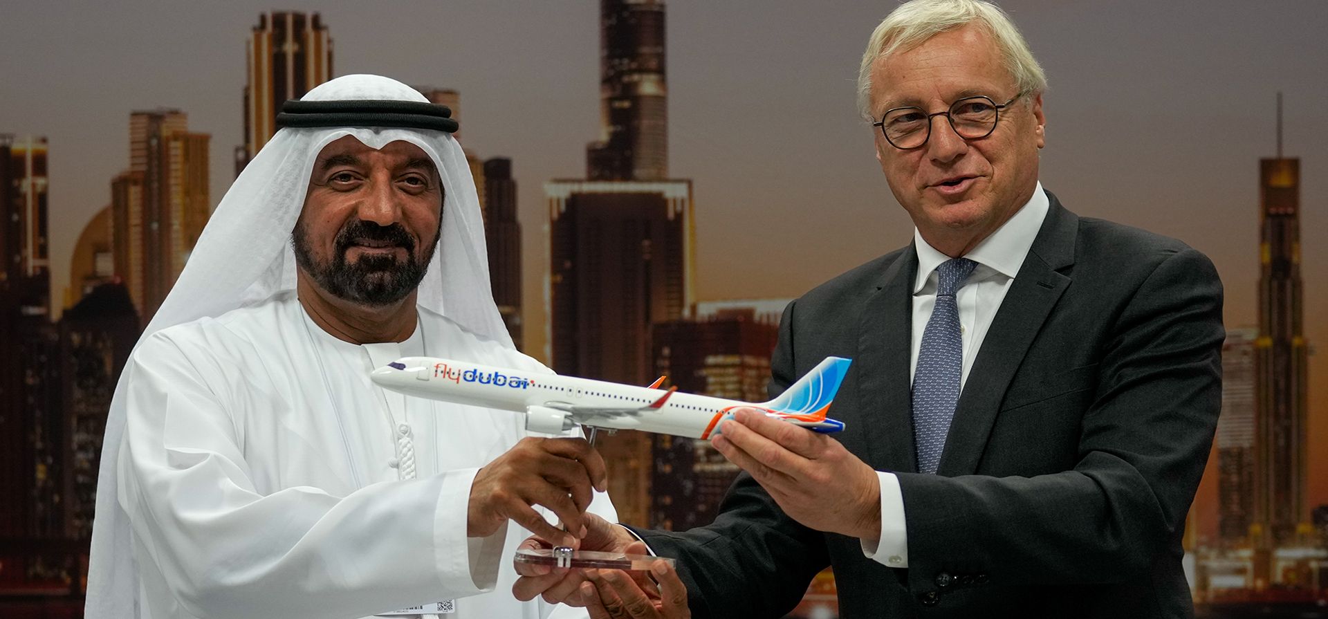 Christian Scherer, director ejecutivo de la división de aviones comerciales de Airbus, presenta una maqueta del avión Airbus A321neo al jeque Ahmed bin Saeed Al Maktoum, presidente y director ejecutivo de Emirates y presidente de FlyDubai, en una rueda de prensa celebrada en el Salón Aeronáutico de Dubái, Emiratos Árabes Unidos, el martes 18 de noviembre de 2025, para anunciar un pedido de 150 aviones Airbus A321neo. (Foto AP/Altaf Qadri) Christian Scherer, director ejecutivo de la división de aviones comerciales de Airbus, presenta una maqueta del avión Airbus A321neo al jeque Ahmed bin Saeed Al Maktoum, presidente y director ejecutivo de Emirates y presidente de FlyDubai, en una rueda de prensa celebrada en el Salón Aeronáutico de Dubái, Emiratos Árabes Unidos, el martes 18 de noviembre de 2025, para anunciar un pedido de 150 aviones Airbus A321neo. (Foto AP/Altaf Qadri)