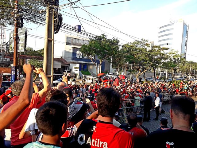 Los hinchas de Colón hicieron temblar a Asunción con un emotivo banderazo