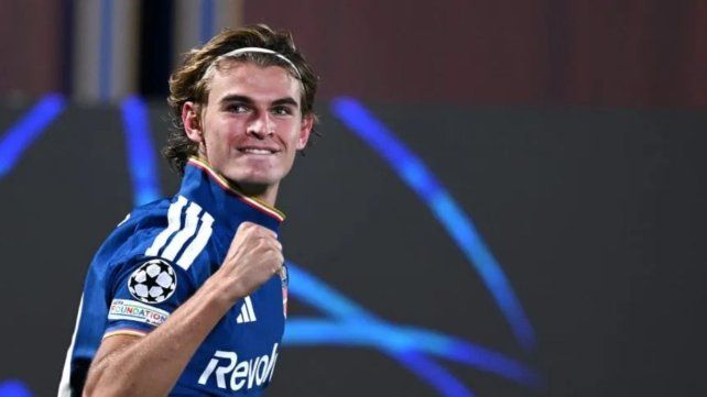 Nico Paz brilló con un doblete y una asistencia en la goleada del Como ante Manchester United