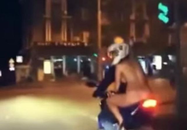 Sin tapujos, una mujer se paseó desnuda, de noche y en moto en las calles de Rusia