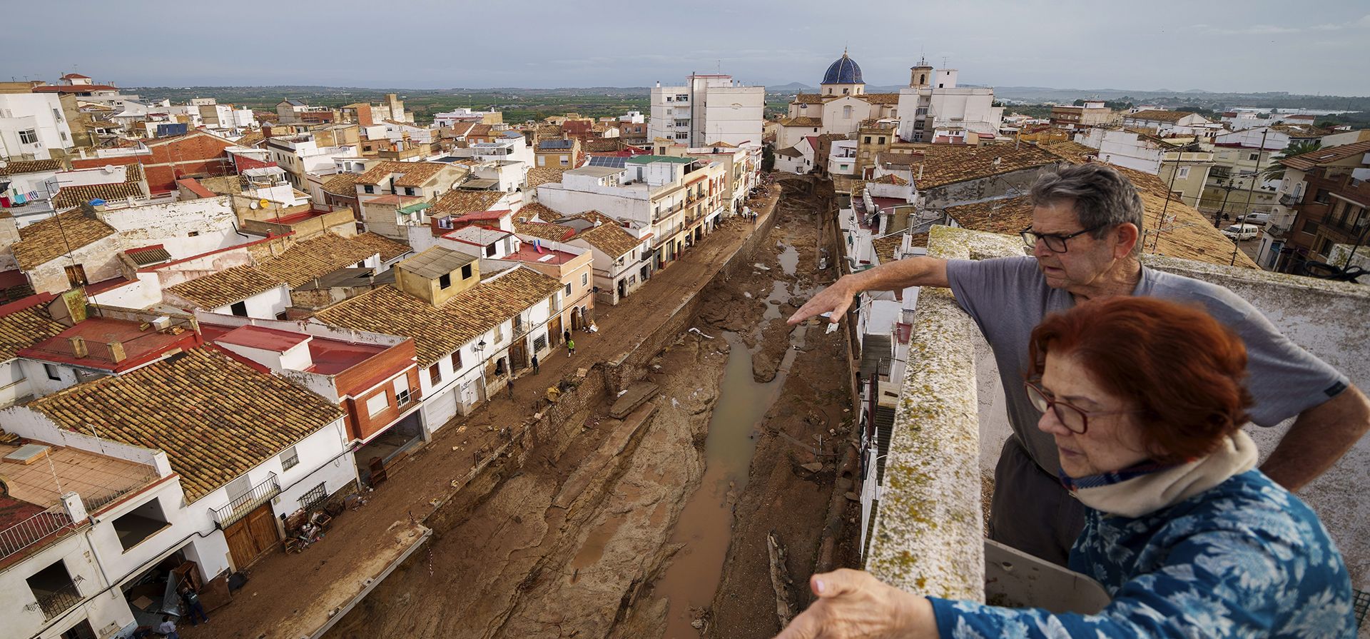 Dos personas observan una zona afectada por las inundaciones en Chiva, España, el viernes 1 de noviembre de 2024. (Foto AP/Manu Fernandez) Dos personas observan una zona afectada por las inundaciones en Chiva, España, el viernes 1 de noviembre de 2024. (Foto AP/Manu Fernandez)