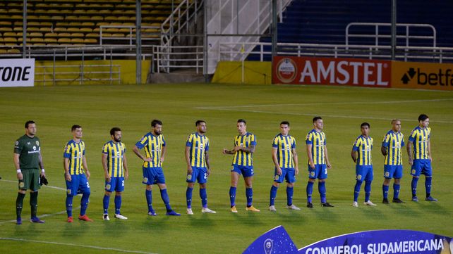 Los jugadores de Central en la previa del saludo protocolar en el partido ante San Lorenzo