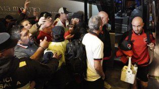 Carlos González, el delantero de Newells, en la llegada al hotel en Salta.