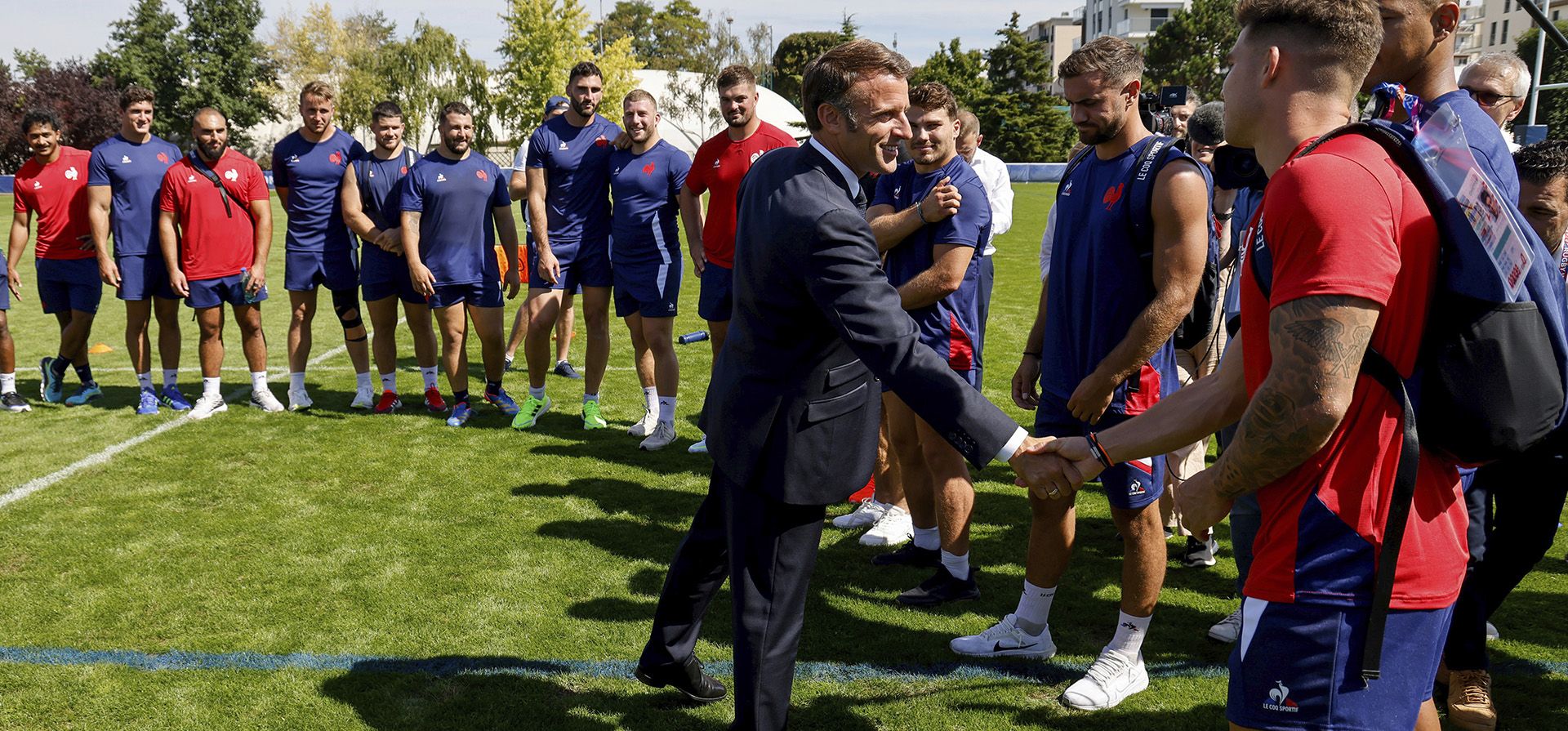 El presidente de Francia, Emmanuel Macron, se reúne con el equipo de rugby de Francia en el centro de entrenamiento de su campamento base en Rueil-Malmaison, en las afueras de París, el lunes 4 de septiembre de 2023, antes de la Copa Mundial de Rugby Francia 2023. (Ludovic Marin, Pool vía AP) El presidente de Francia, Emmanuel Macron, se reúne con el equipo de rugby de Francia en el centro de entrenamiento de su campamento base en Rueil-Malmaison, en las afueras de París, el lunes 4 de septiembre de 2023, antes de la Copa Mundial de Rugby Francia 2023. (Ludovic Marin, Pool vía AP)