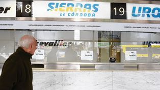 Choferes de colectivos de larga distancia paran hasta cobrar 