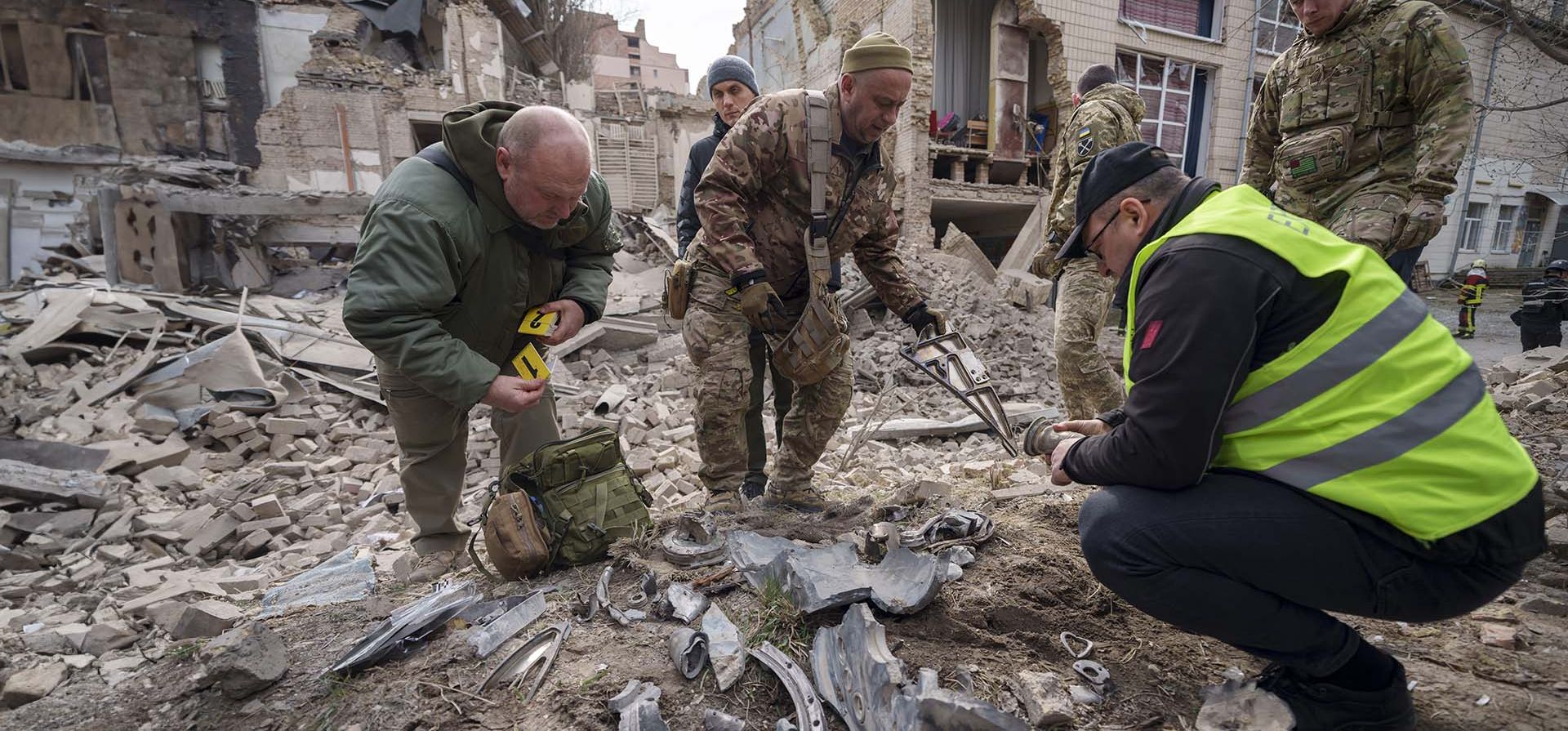 Expertos militares ucranianos reúnen restos de un misil junto a un edificio destruido en el distrito de Pecherskyi, después de un ataque aéreo ruso en Kiev, Ucrania, el lunes 25 de marzo de 2024. (Foto AP/Vadim Ghirda) Expertos militares ucranianos reúnen restos de un misil junto a un edificio destruido en el distrito de Pecherskyi, después de un ataque aéreo ruso en Kiev, Ucrania, el lunes 25 de marzo de 2024. (Foto AP/Vadim Ghirda)