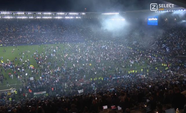 Los napolitanos invadieron la cancha de Udinese para festejar la conquista del tercer scudetto.