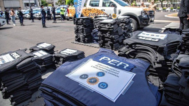 Histórica entrega de 1.300 chalecos antibalas para la Policía entrerriana.