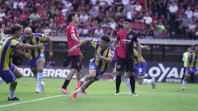 Alegría auriazul. El delantero oriundo de Clorinda abrió el marcador y lo festeja enloquecido. Juan Komar y Carlos Quintana buscan asociarse a la celebración del juvenil.