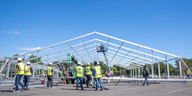 Nueva York prepara grandes carpas para alojar a miles de inmigrantes