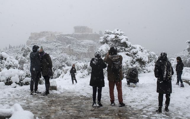 La ola de frío en Grecia cubre de nieve Atenas