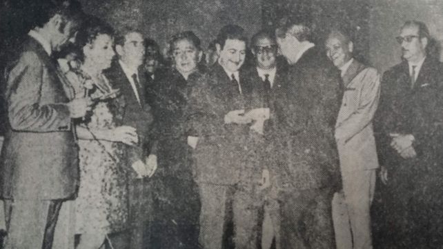 En 1969 el director Carlos Ovidio Lagos le entrega la medalla recordatoria al periodista y secretario de Redacción Salvador Coscarelli.&nbsp;
