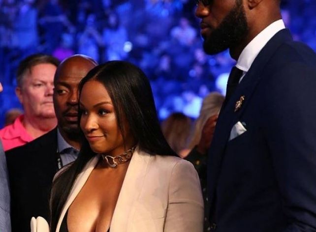 Quién es la mujer del escote que se robó las miradas en Mayweather vs. McGregor