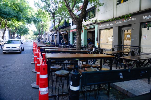 Las mesas están al alcance de los autos y eso es muy peligroso