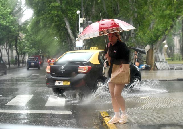 Una de las principales recomendaciones es evitar caminar por la vía pública durante las tormentas eléctricas.