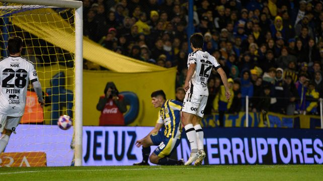 Oviedo empuja la pelota a la red tras la asistencia de Campaz y marca el primer gol de Central ante el equipo santiagueño.