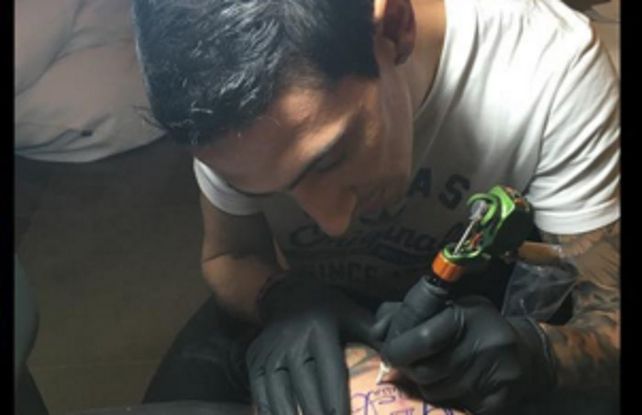 Angel Di María paró la pelota un rato y le dejó un autógrafo en la piel a su tatuador