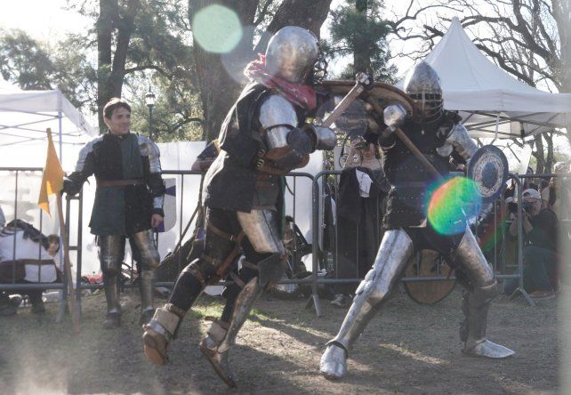 Duelo con armaduras. Hubo cosplayers con elaborados trajes de elfos