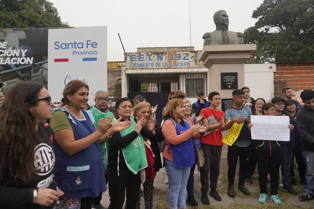 Escuela Técnica Juramento de la Bandera. La comunidad educativa se movilizó este mediodía en San Martín y Arijón.