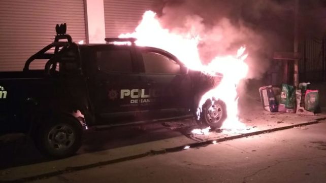 La camioneta arde a metros de la comisaría de Baigorria.&nbsp;