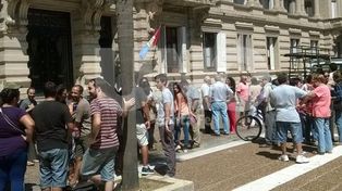 Vecinos de la Costa llegaron en caravana a Casa de Gobierno para reclamar por mejoras