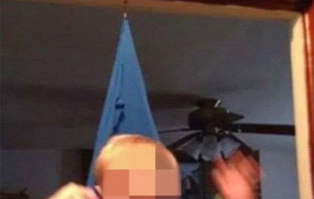 En la imagen alcanza a apreciarse como el bebé pende de un gancho.