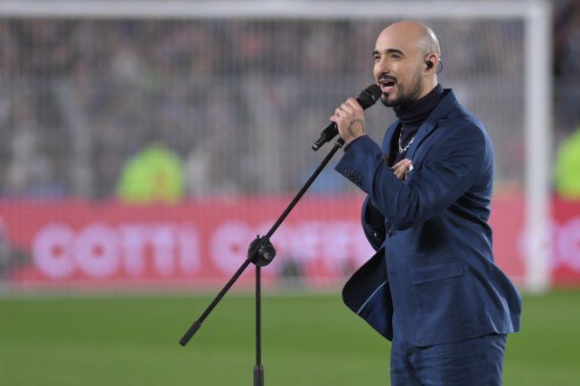 Abel Pintos interpretó el Himno Nacional Argentino en el estadio Más Monumental