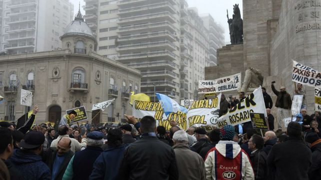 Los taxistas marcharon en caravana hacia el Monumento contra la llegada de Uber