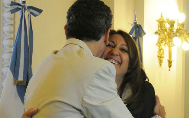 Buena sintonía. Una sonriente Mónica Fein se abrazó ayer con Randazzo en el Palacio de los Leones. (Foto: V. Benedetto)