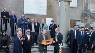Robert De Niro, a la izquierda, junto al alcalde de Roma, Roberto Gualtieri, tras recibir el Premio Lupa Capitolina (Loba Capitolina) en el Capitolio de Roma, el jueves 6 de noviembre de 2025. (Foto AP/Andrew Medichini)