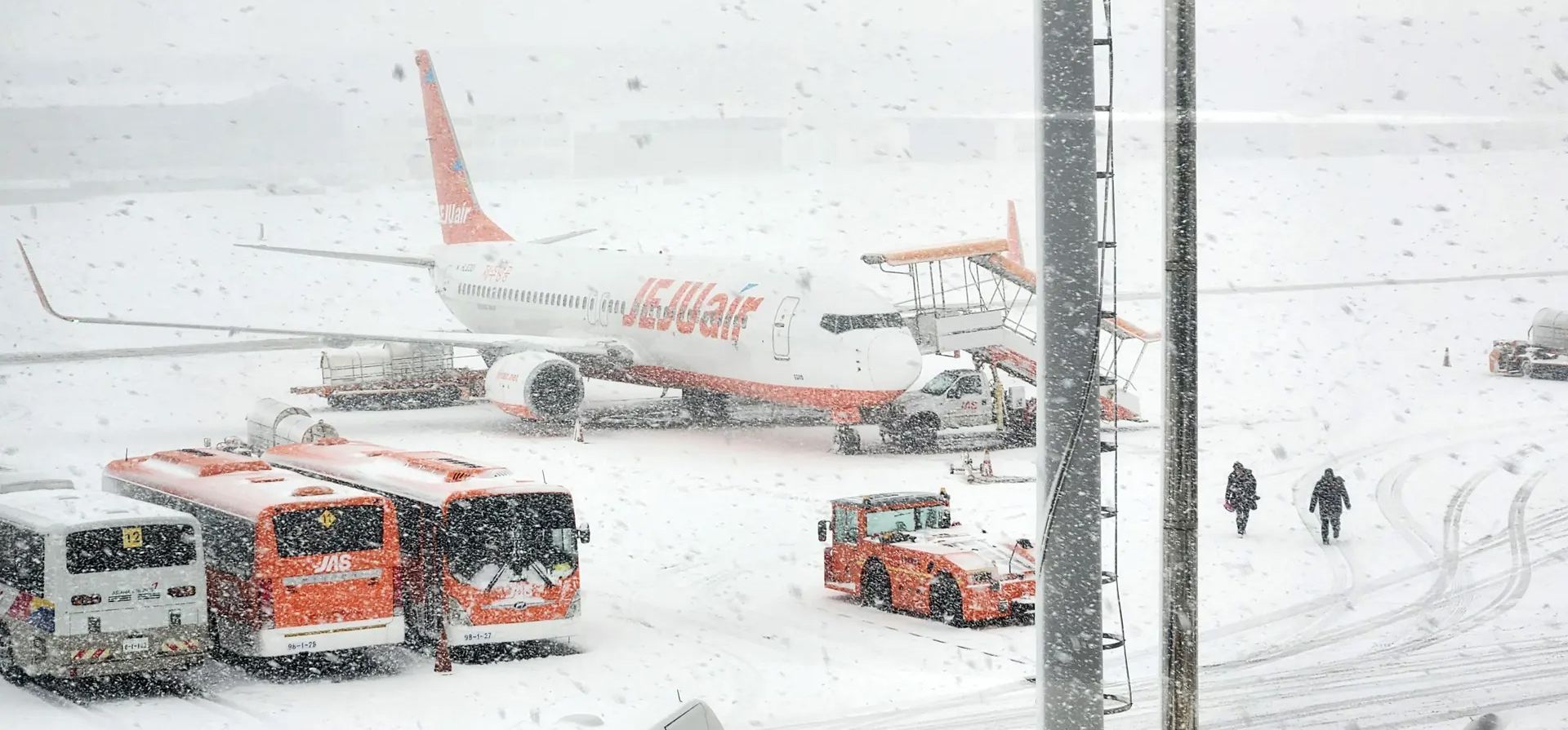 Las operaciones en el aeropuerto internacional de Jeju, en la isla de Jeju, en el sur de Corea del Sur, se suspendieron temporalmente debido a las fuertes nevadas. Fotografía: Yonhap/EPA Las operaciones en el aeropuerto internacional de Jeju, en la isla de Jeju, en el sur de Corea del Sur, se suspendieron temporalmente debido a las fuertes nevadas. Fotografía: Yonhap/EPA