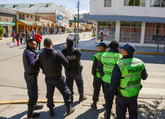 La policía custodia la puerta de ingreso al juzgado de Esquel