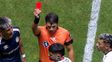 La roja a Banega, que no iba a jugar, fue el símbolo de la debacle de Newells