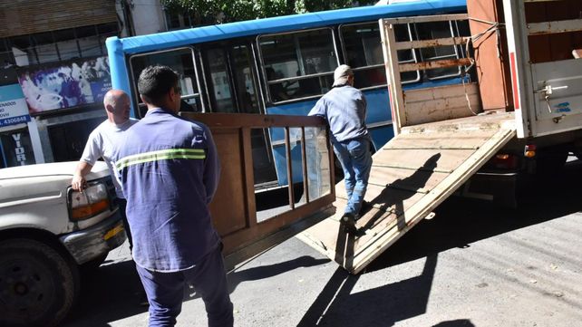 Trabajadores retiran muebles y objetos personales de varias familias que ocupaban un local donde funcionaba una galería comercial
