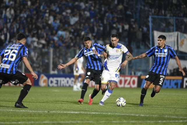 Di María conduce la pelota en el duro partido en Tucumán.